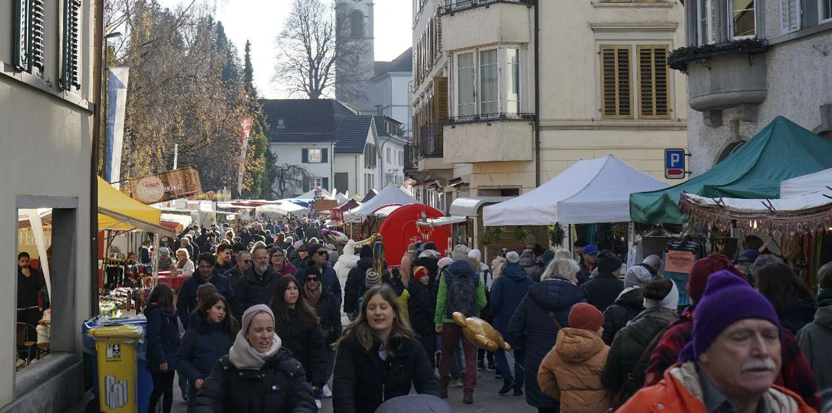 Man sieht viele Leute und dazwischen Marktstände.